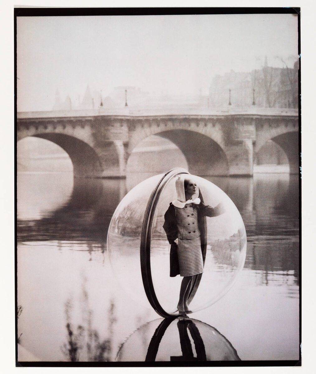 Harper's Bazaar, 1963 год. Фотограф Melvin Sokolsky, модель Simone