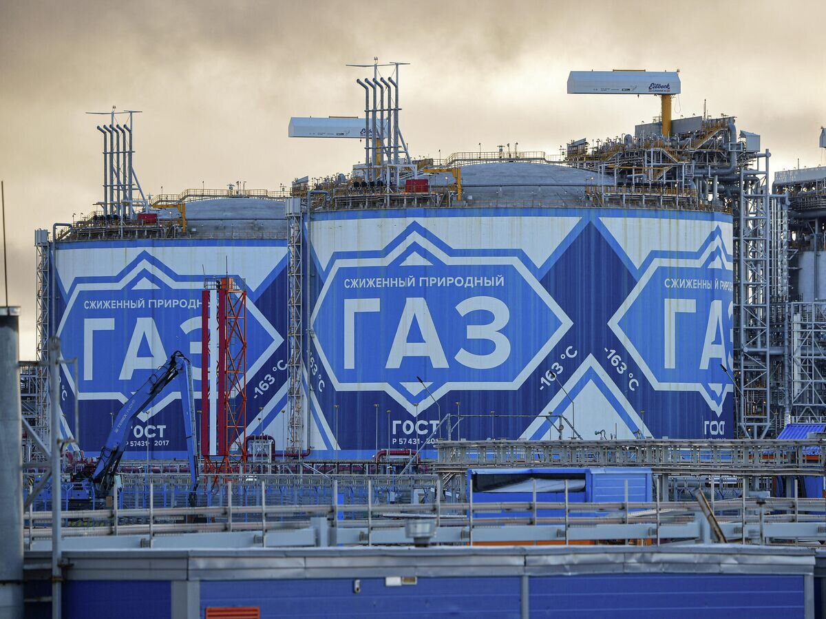    Завод по производству сжиженного природного газа "Ямал СПГ" в морском порту Саббета на западном берегу Обской губы Карского моря© РИА Новости / Владимир Песня