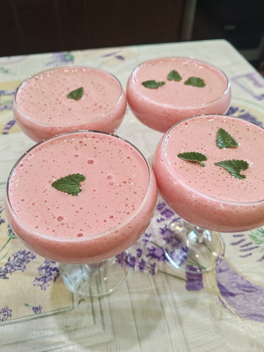 Всем приветик! Этот десерт готовиться за 10 минут, а съедают его за 3 минуты. Только 2 ингридиента и все счастливы. Дети рады, муж доволен, да и я особо за плитой не стояла и гору посуды не мыла!)) 