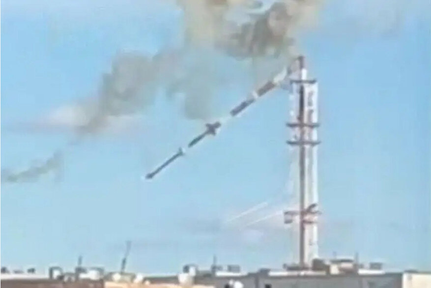 Жители Харькова выложили видео удара по городской телебашне. Часть башни обрушилась. Это было самое высокое сооружение в городе.-2