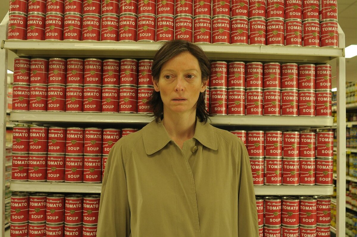 Это Ева. После ужасных событий, которые устроил её сын, она так и не уехала из своего пригорода. Поэтому она старается избегать знакомых и соседей даже в магазине, прячась за полками