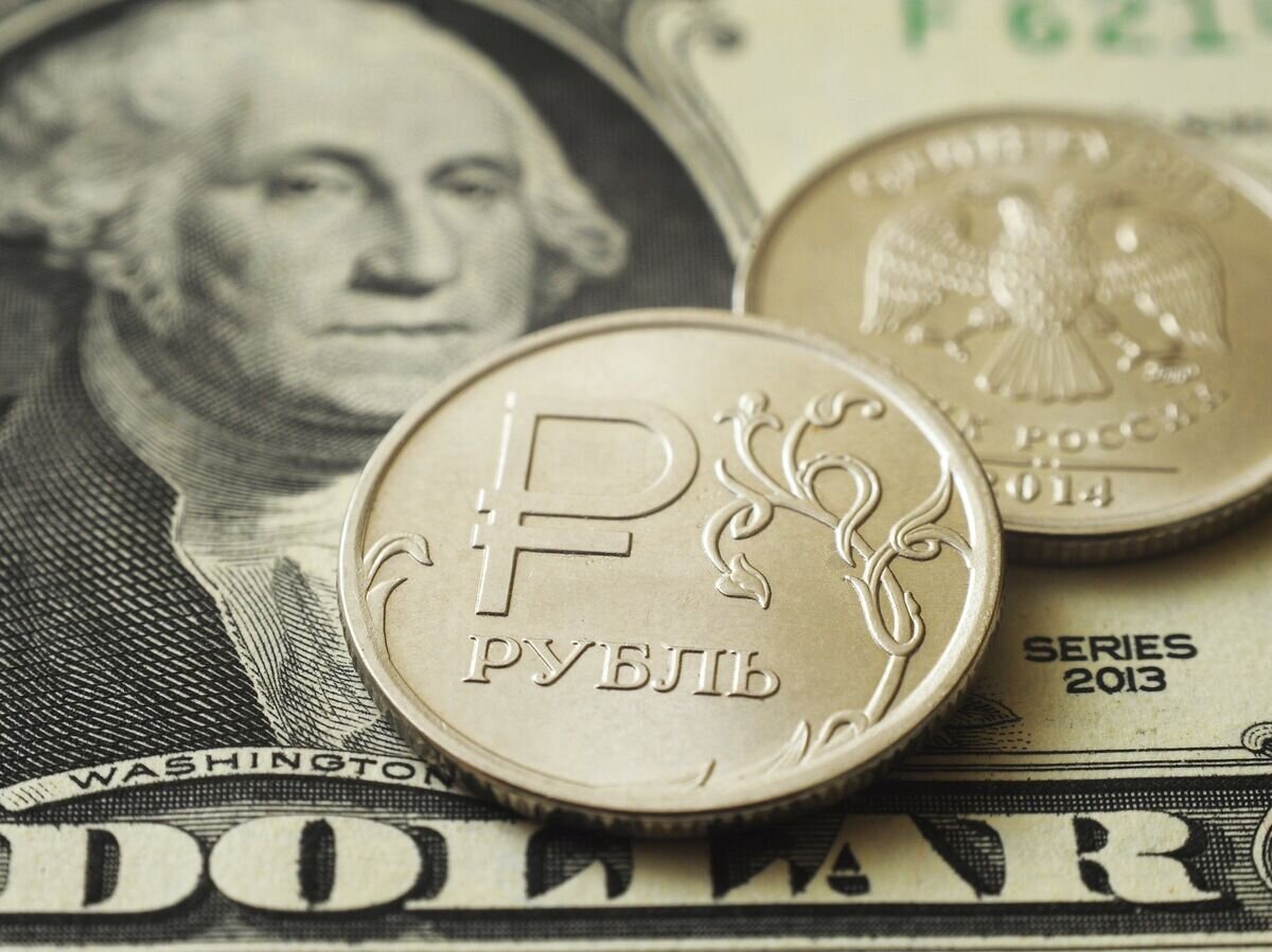    Монеты номиналом один рубль на банкноте один доллар США© РИА Новости / Алексей Сухоруков