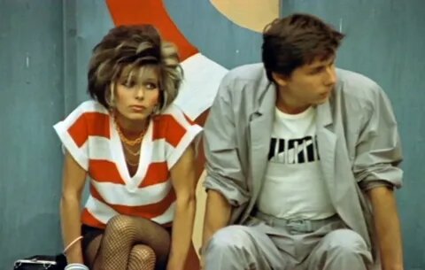 Волосы стоят перпендикулярно голове). Нужно уметь). Помню, что при дефиците укладочных средств некоторые использовали яичный белок, и хвалили). Были времена).