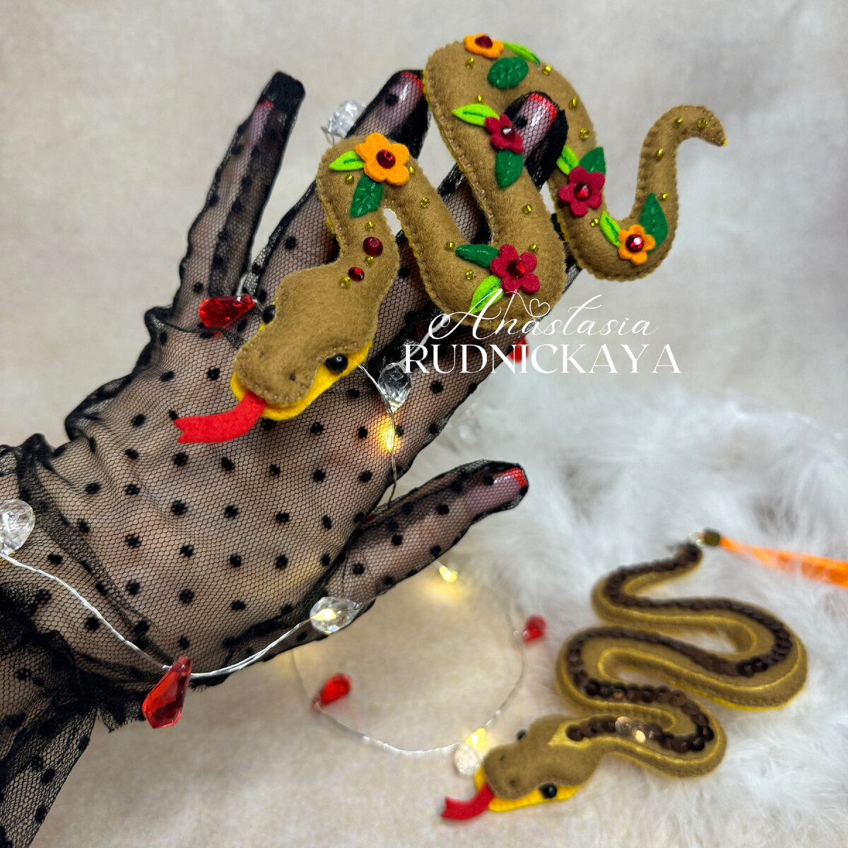 Каждый год продуманные рукодельницы начинают заранее готовиться к предновогодней суете.