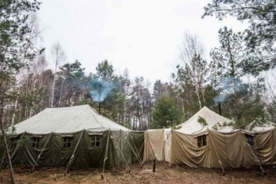 Что-то напоминающее боевой палаточный лагерь...
