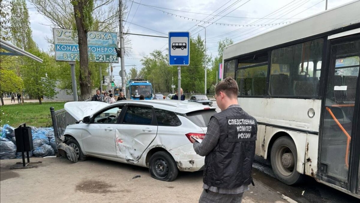    СК: в Саратове автомобиль въехал на остановку и покалечил 2 женщинНовости Саратова и области – Сетевое издание «Репортер64»