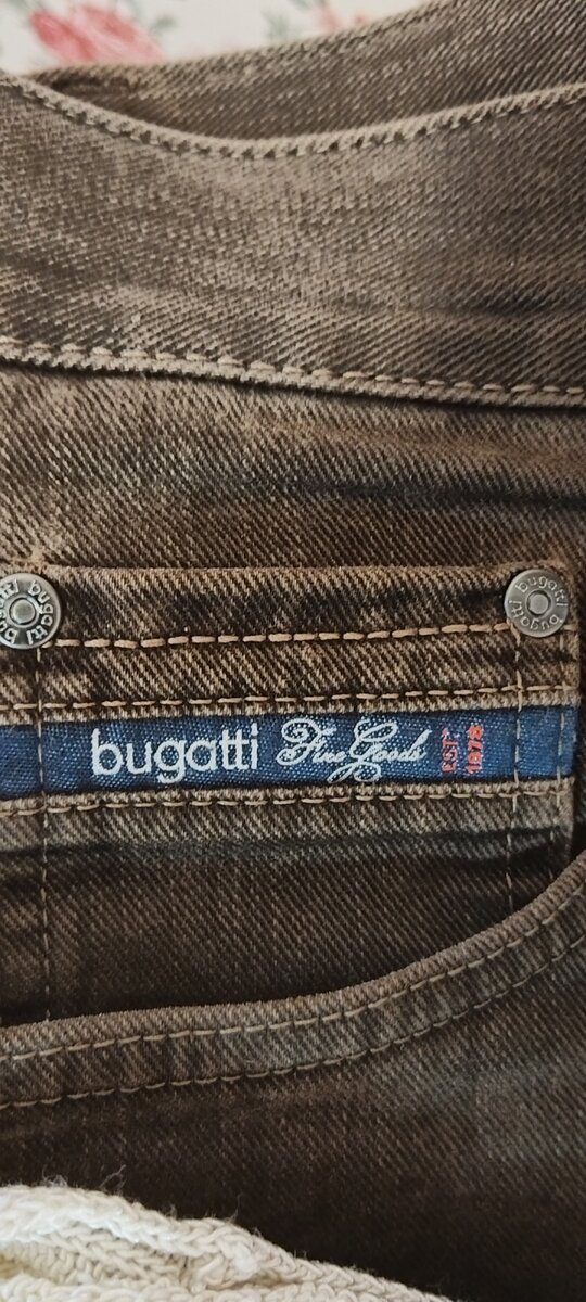 Попались мне вот такие джинсы Bugatti , такие нежные, такие уютные. Они как-будто с ворсом. Модель мужская, но на меня сели неплохо. Цена на них была 600₽
