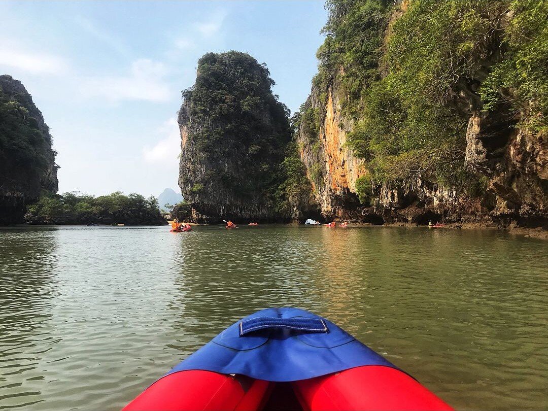 На самом деле, это не страшно, а завораживающе красиво.  Рядом с Пхукетом находится провинция Пханг Нга. Это 42 острова - вертикальные отвесные скалы, выступающие из воды.