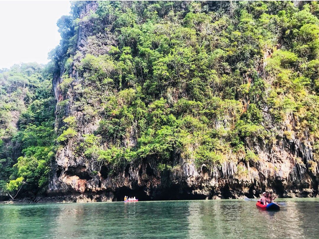 На самом деле, это не страшно, а завораживающе красиво.  Рядом с Пхукетом находится провинция Пханг Нга. Это 42 острова - вертикальные отвесные скалы, выступающие из воды.-2