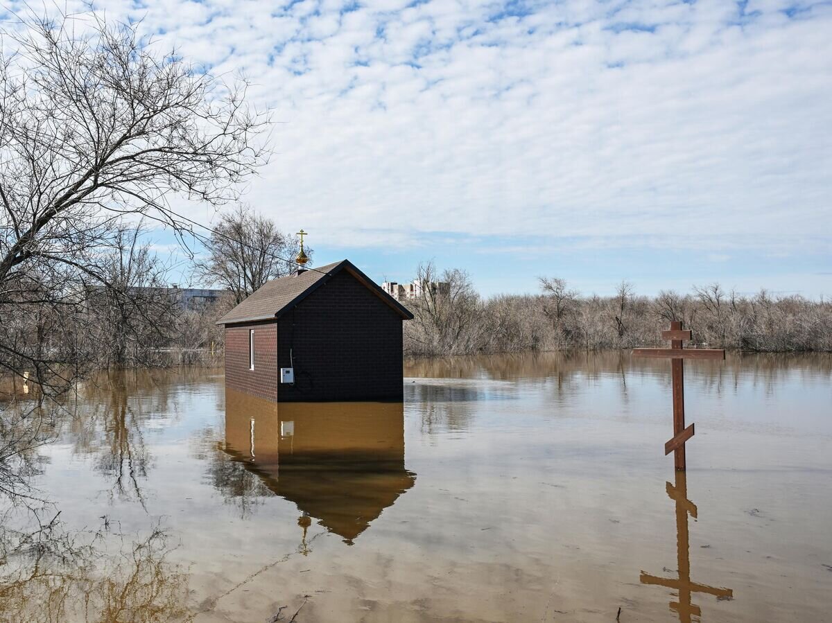    Затопленное место строительство храма в честь князя Дмитрия Донского в микрорайоне Авиагородок в Оренбурге© РИА Новости / Максим Богодвид
