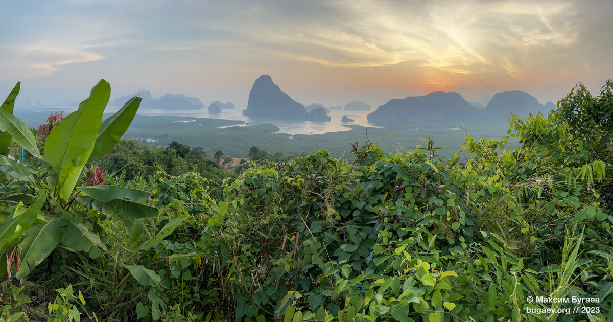 Панорама 1 из 3. Листайте →