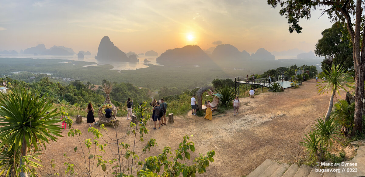 Народу на рассвете обычно сильно меньше, чем днём — но днём тут не так интересно. →