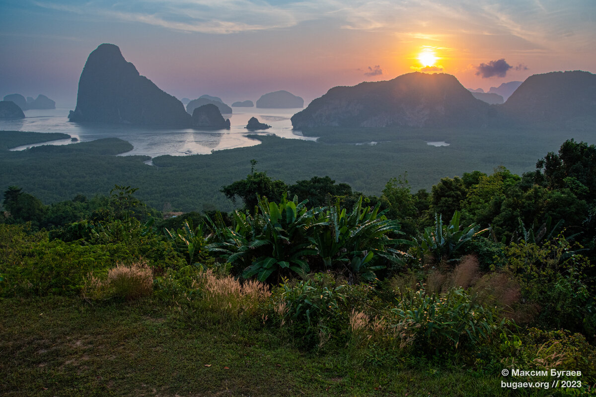Samet Nangshe Viewpoint на рассвете. Все фото в посте, как обычно, мои. 