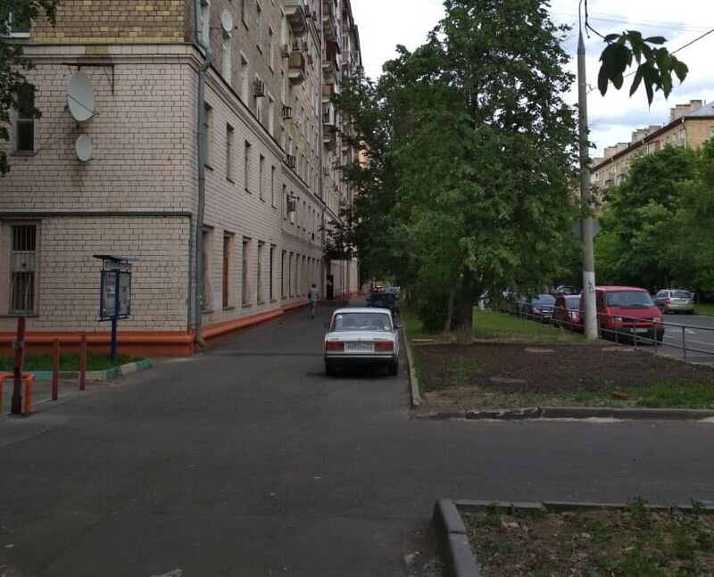 Как видим, этот "тротуар" выполнен на одном уровне с проезжей частью и не отделен от нее ни бордюром, ни даже поребриком. А справа (на фото не видно) стоит еще и знак "Жилая зона"