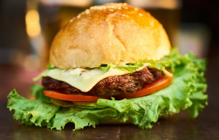    Нездоровая пища кажется вкуснее, когда ее слишком много