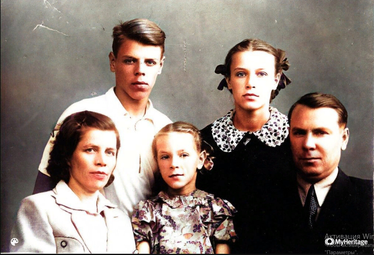 Мама (в центре) с родителями, старшими братом и сестрой