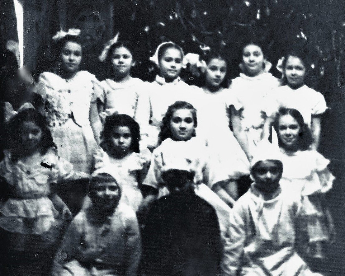 Какая же ёлка без Снежинки? Мама справа (второй ряд)