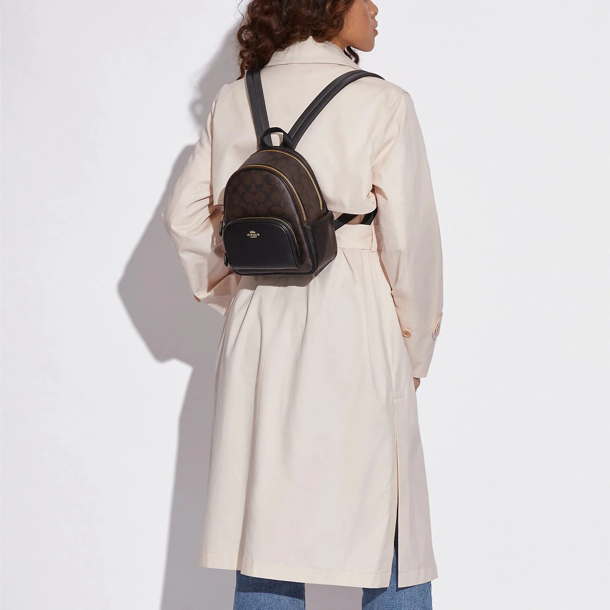  Рюкзак Coach Mini Court Backpack In Signature Canvas - Gold/Brown Black на сайте coach-disconts.ru  