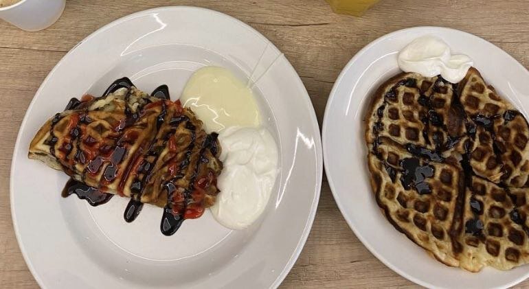 Теперь домашние вафли выглядят совершенно по-другому. Но место сгущёнки в разном виде в этом блюде есть до сих пор