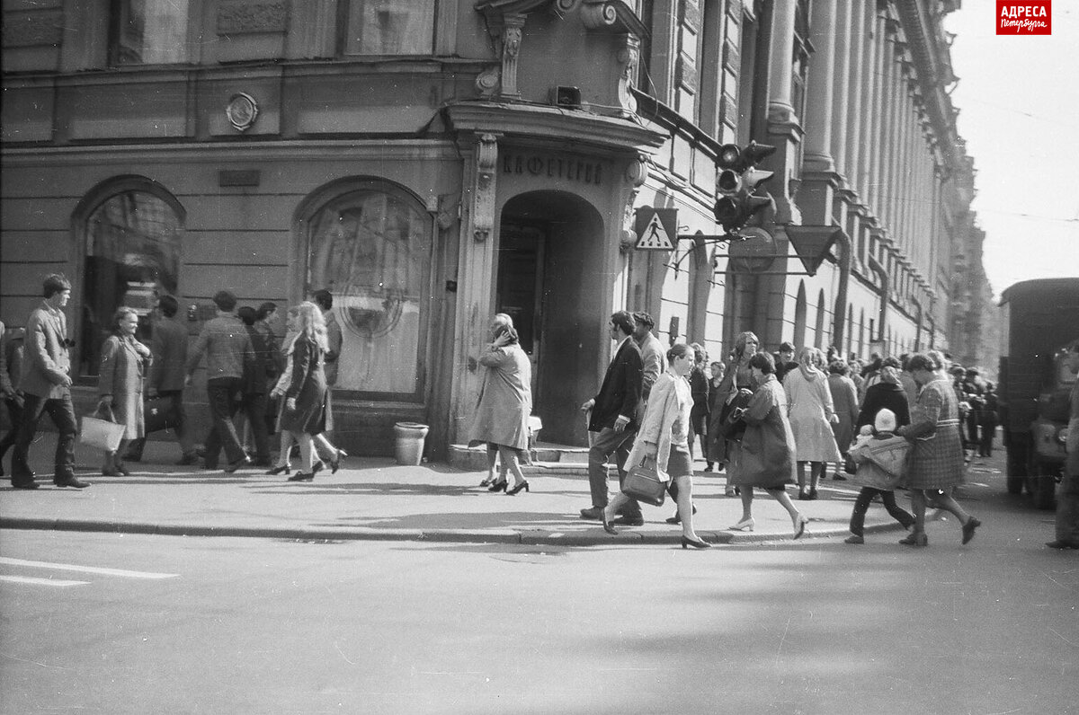 1973 год. Здание, в котором находилось кафе «Сайгон». Фотографии Виктора Горбачёва и Дмитрия Конрадта 1997 год.