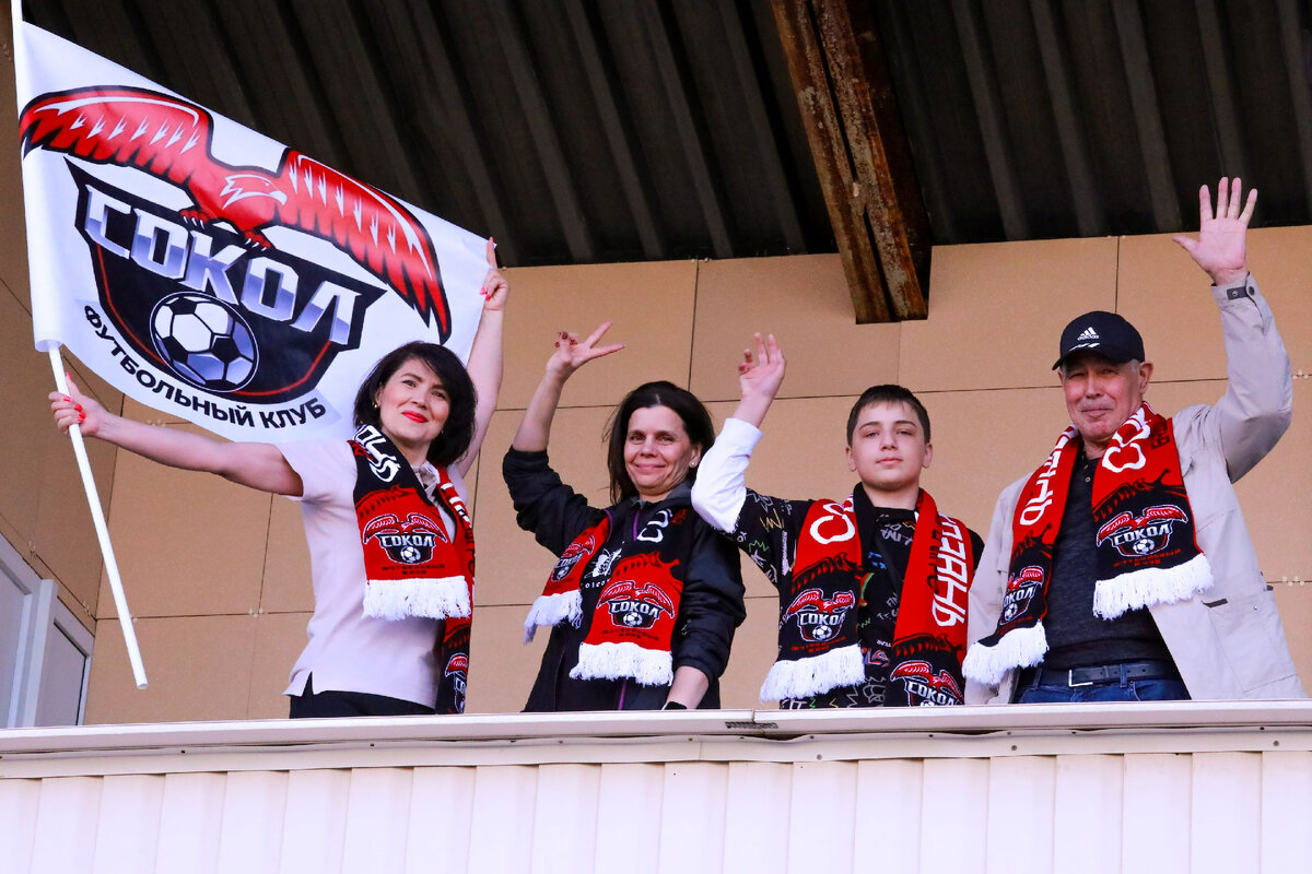 Группа поддержки ФК «Сокол» и Артура Ханнанова: мама Люция Рафаиловна, тетя Светлана, двоюродный брат брат Матвей, дедушка Рафаил Галиевич (слева направо) Фото: Ралина Гайнуллина, ФК «Сокол» 