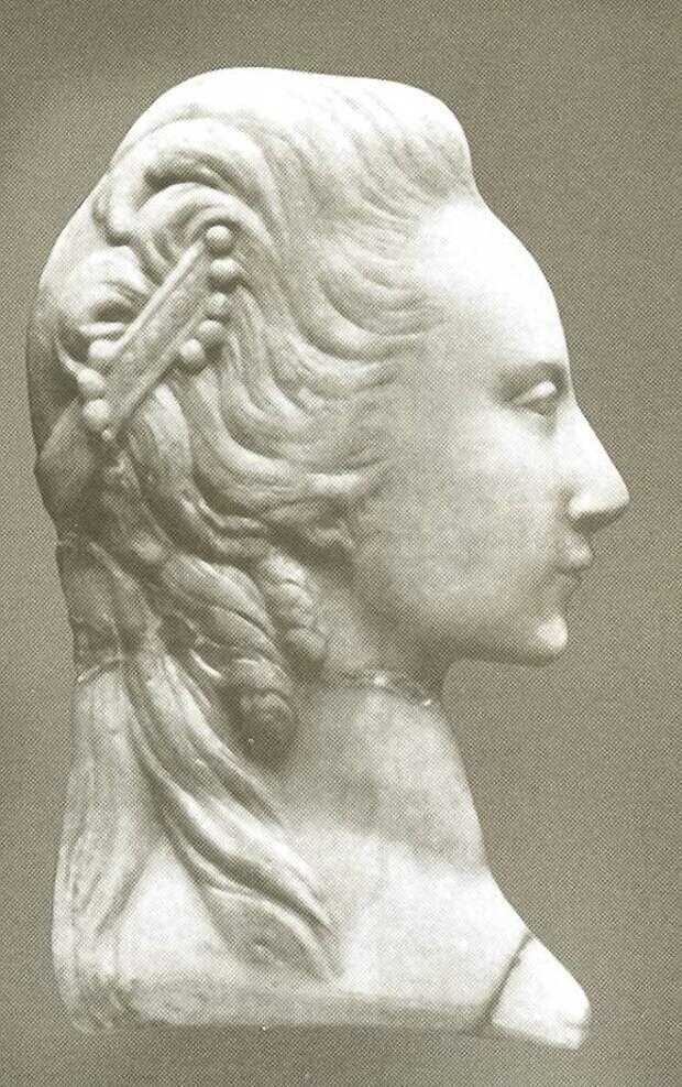 Самозваная принцесса Владимирская. Мраморный барельеф, предполагаемый прижизненный портрет