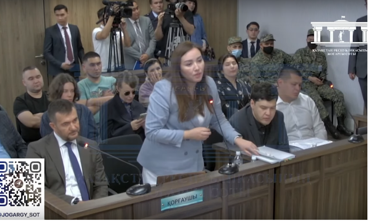 Собчак в черных очках сразу за адвокатом (в голубом пиджаке) потерпевшей стороны / скриншот: https://www.youtube.com/@informburo_kz