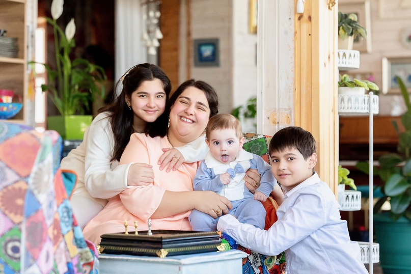 Мариам Амонашвили (ведущий спикер клуба) с детьми