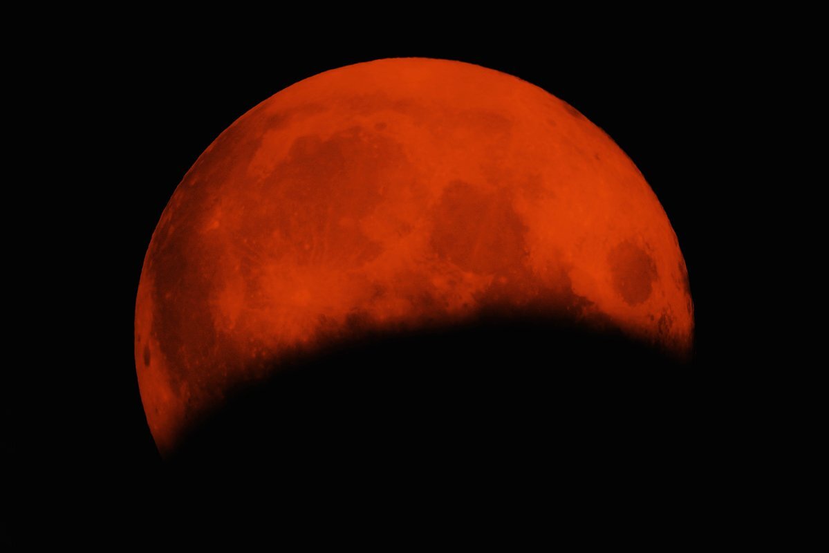 Lunar eclipse. Фото: Pinkfloyd yilmaz uslu / Shutterstock / Fotodom