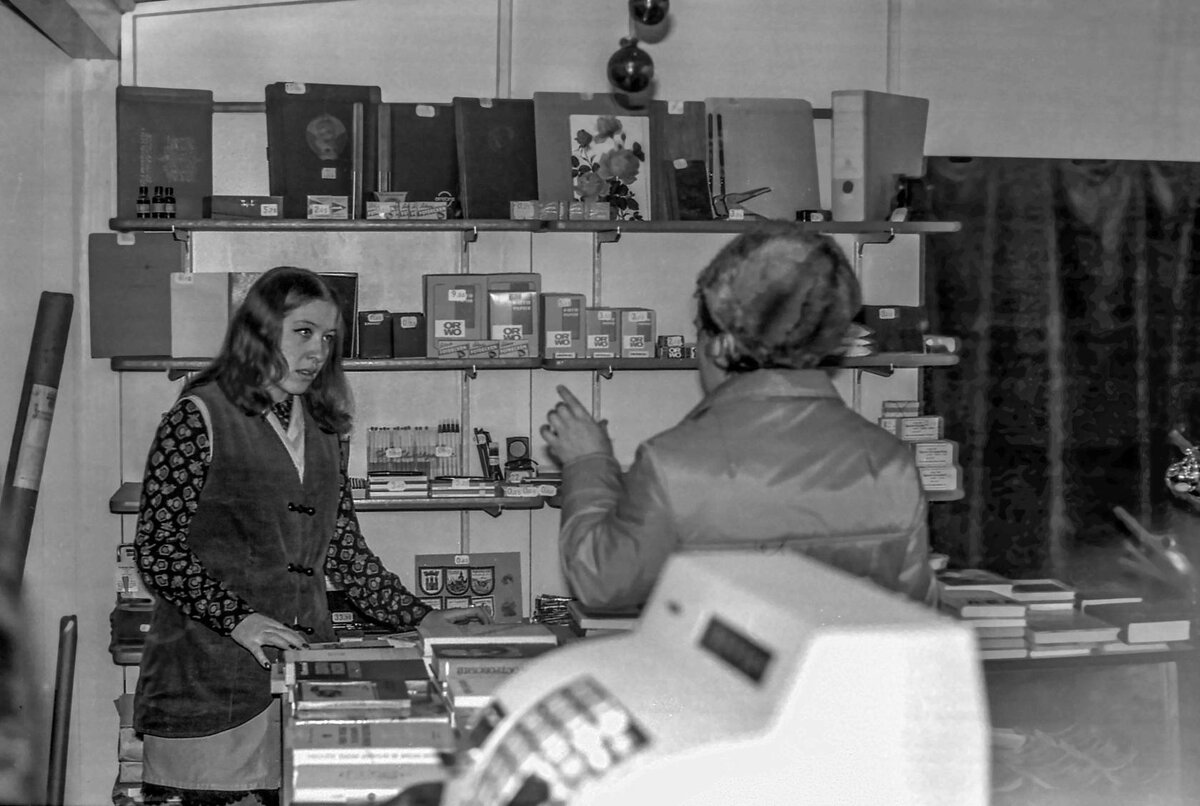 Военторг в ГСВГ, видны фотоальбомы...