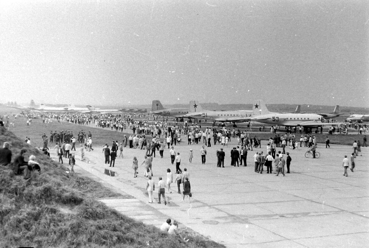 Аэродром Смоленск-Северный. 18 августа 1974г. Фото В.Моторин.  Видны самолеты Ил-14, Ан-24, Ан-26, Ан-2 Як-40, Ил-18, Ан-12.