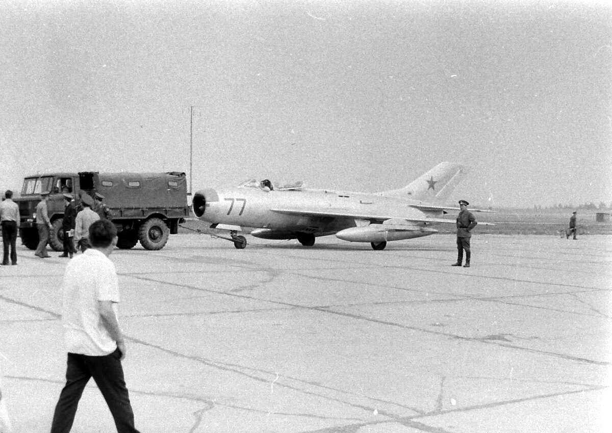 МиГ-19ПГ из состава 401 ИАП.  18 августа 1974г. Фото В.Моторин.