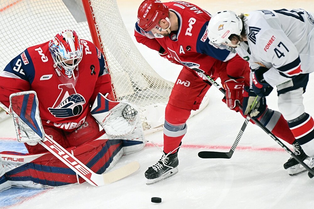    В решающем моменте голкипер "Локомотива" Даниил Исаев свою команду не выручил. / РИА Новости