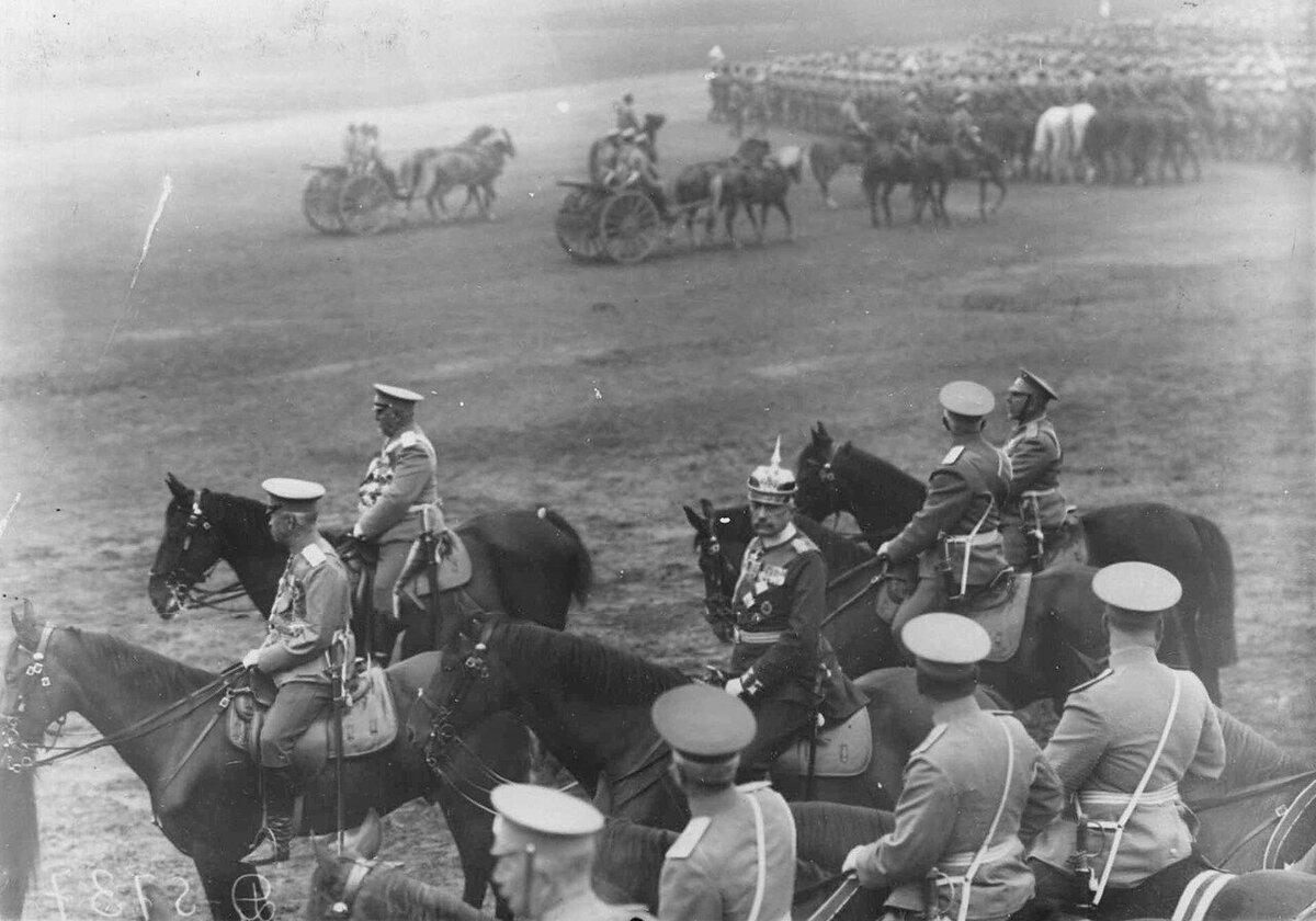 Офицеры русской армии и германский генерал на плацу во время смотра войск (1913)