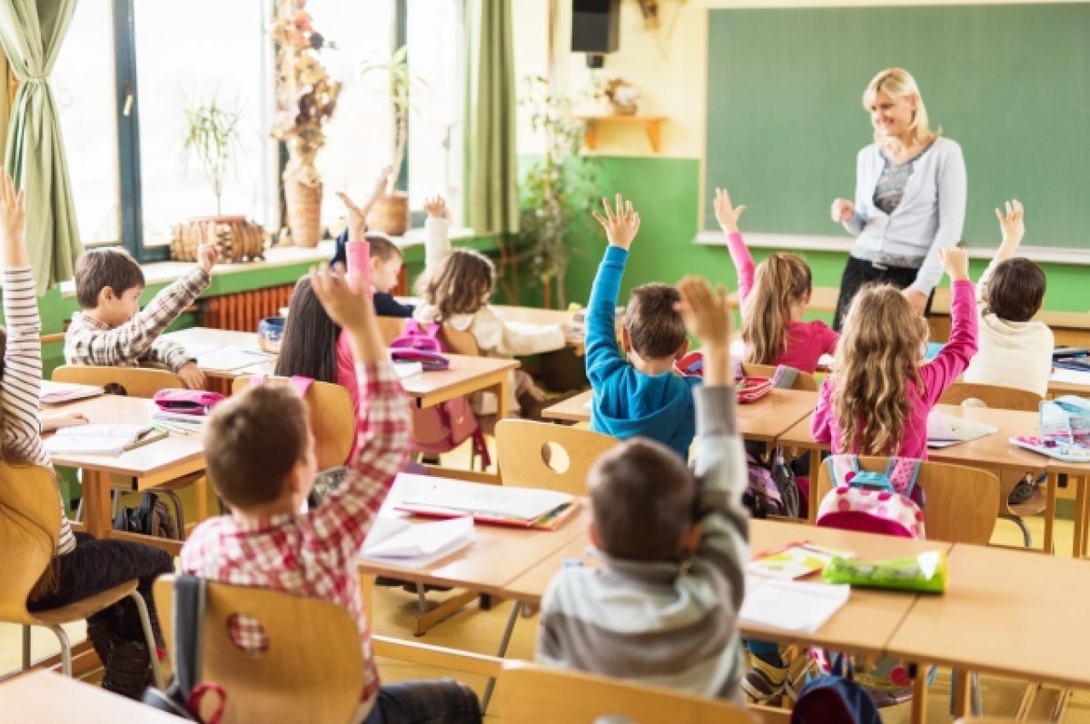    Ежемесячные денежные выплаты классным руководителям вырастут с 5 до 10 тысяч рублей. То же самое касается кураторов студенческих групп.