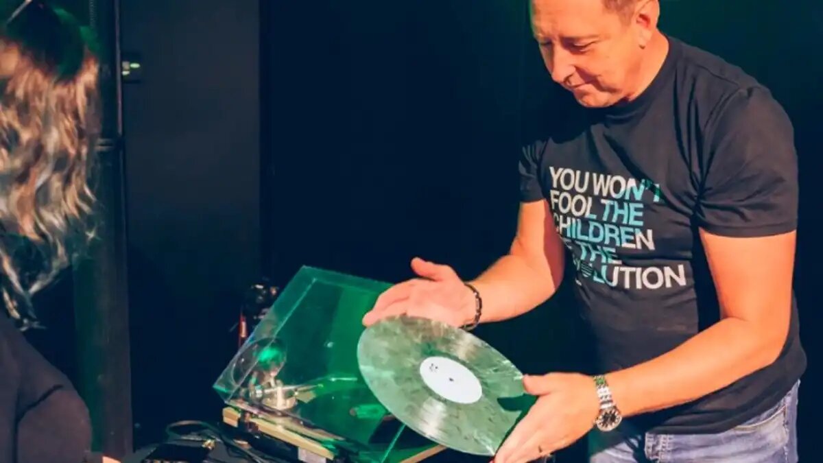Фото:Evolution Music Марк Кэри из Evolution Music держит в руках пластинку EvoVinyl, сделанную из сахарного тростника