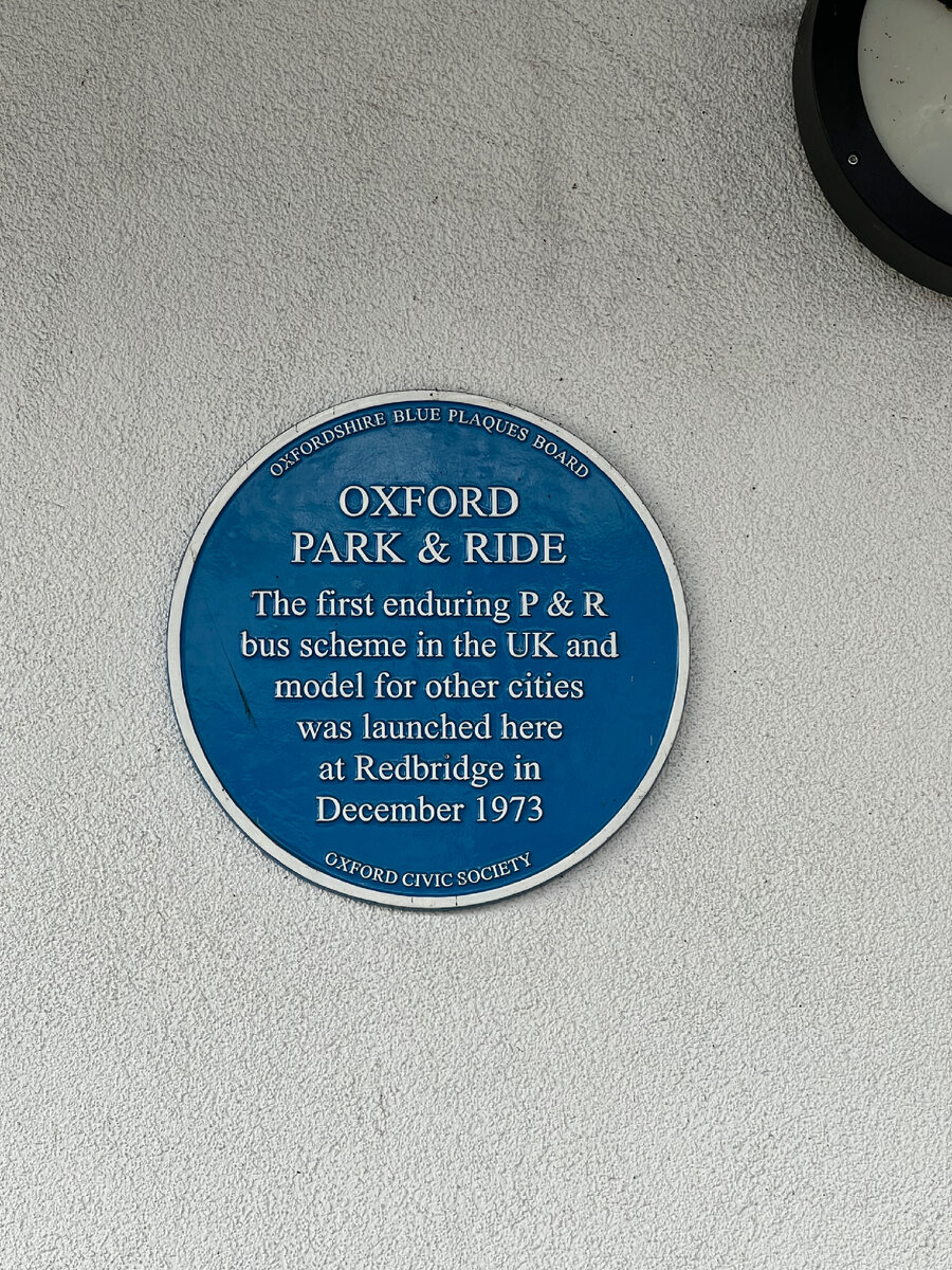 На голубой табличке написано, что первая парковка Park and Ride была открыта в пригороде Оксфорда. Фотография из личного архива. 