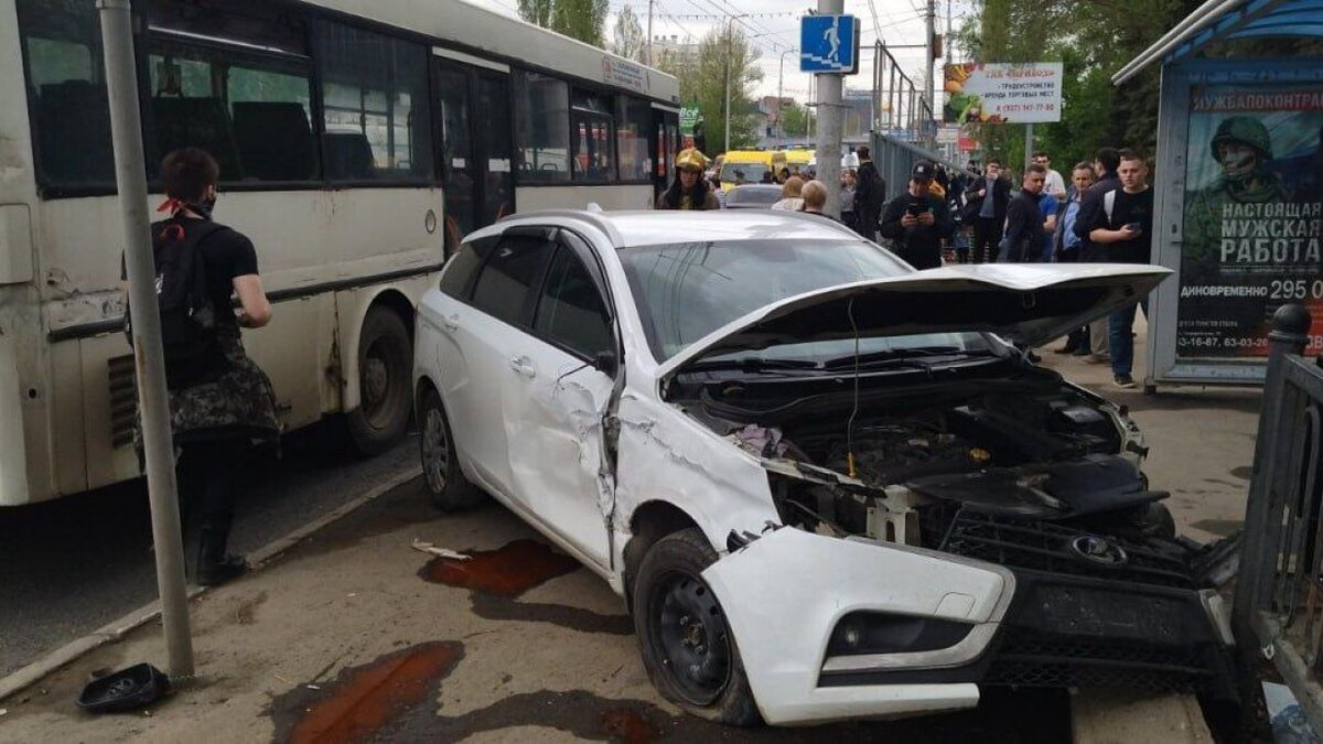 В Саратове обнародовали подробности ДТП с вылетом авто на остановку |  Reporter64 Saratov | Дзен