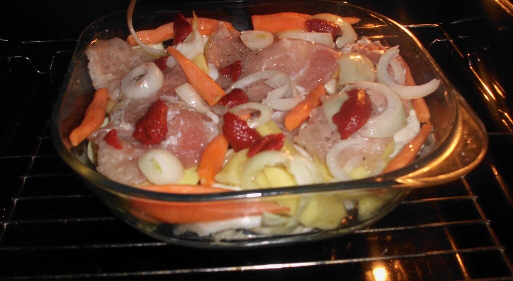 Мясо с овощами в духовке, перед приготовлением. Личное фото автора канала Житейская проза