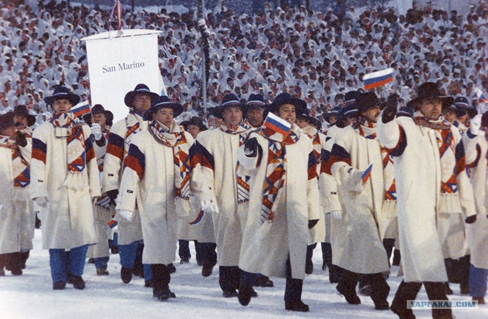Тогда ещё российский флаг не запрещали