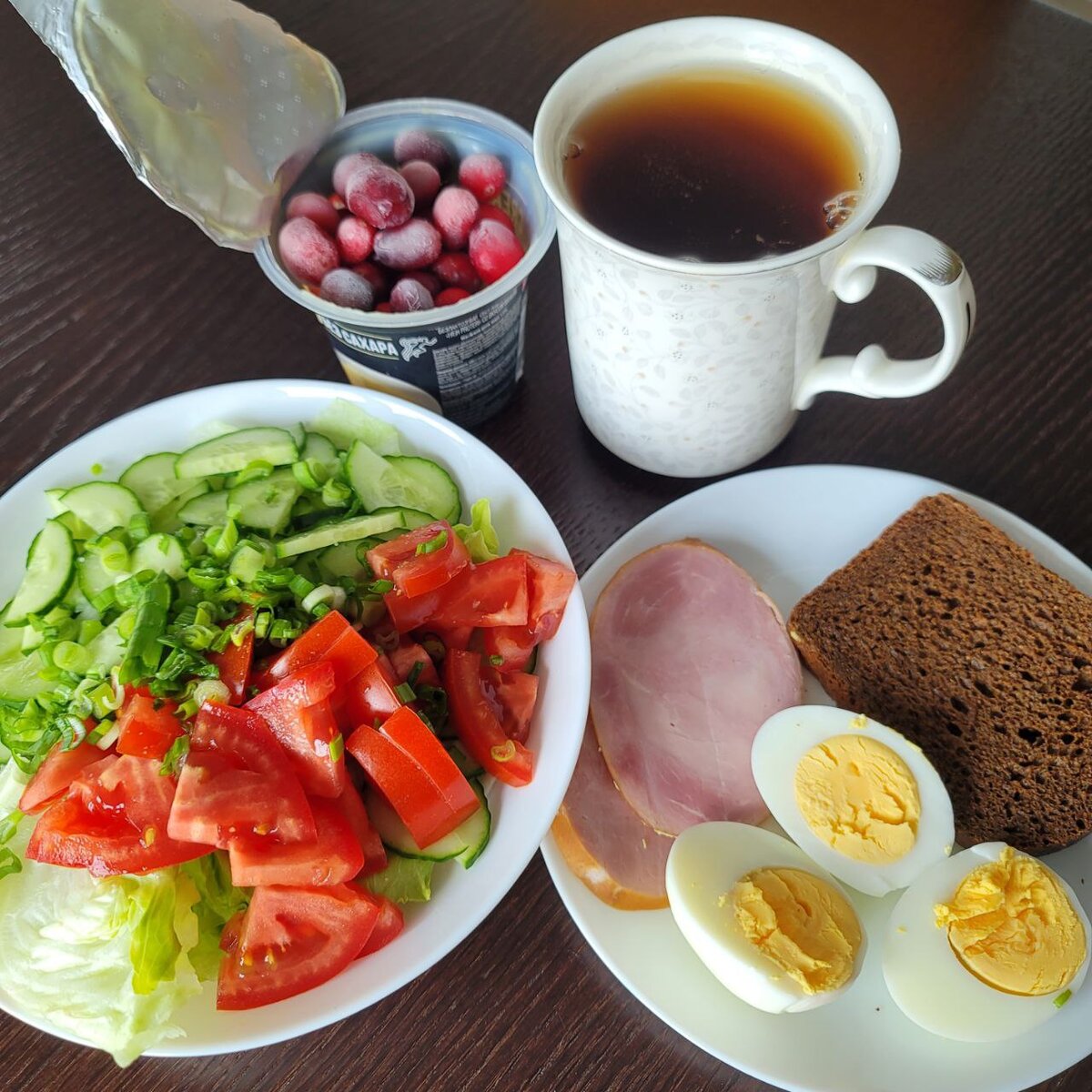 К обычному завтраку добавились овощи ))