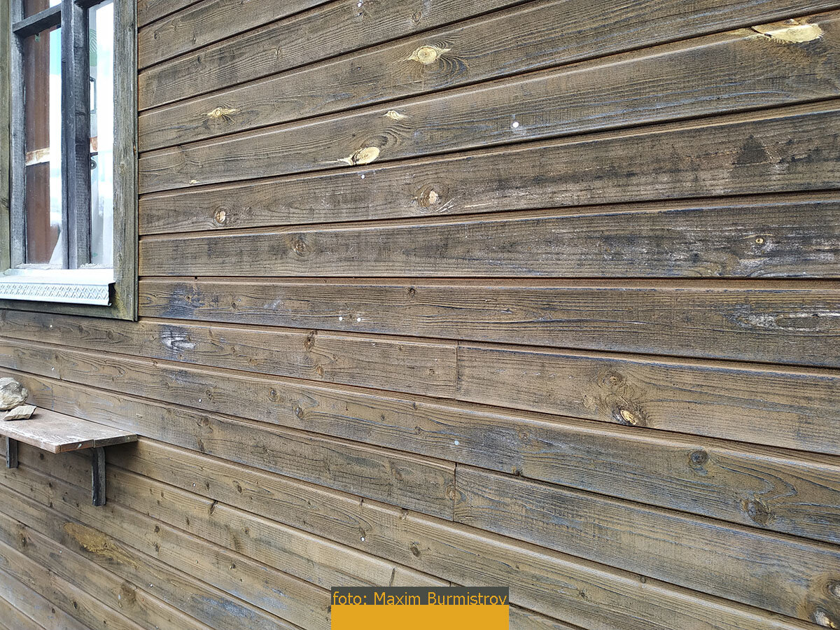 Доска почернела и выгнулась, взять такую шлифовальными машинами крайне трудно и неудобно.