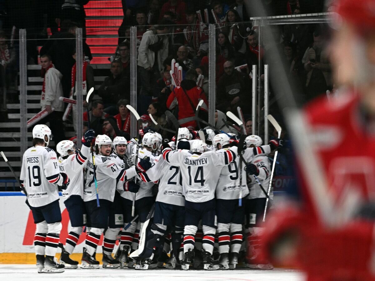    Хоккеисты "Металлурга" празднуют победу над "Локомотивом"© РИА Новости / Григорий Сысоев