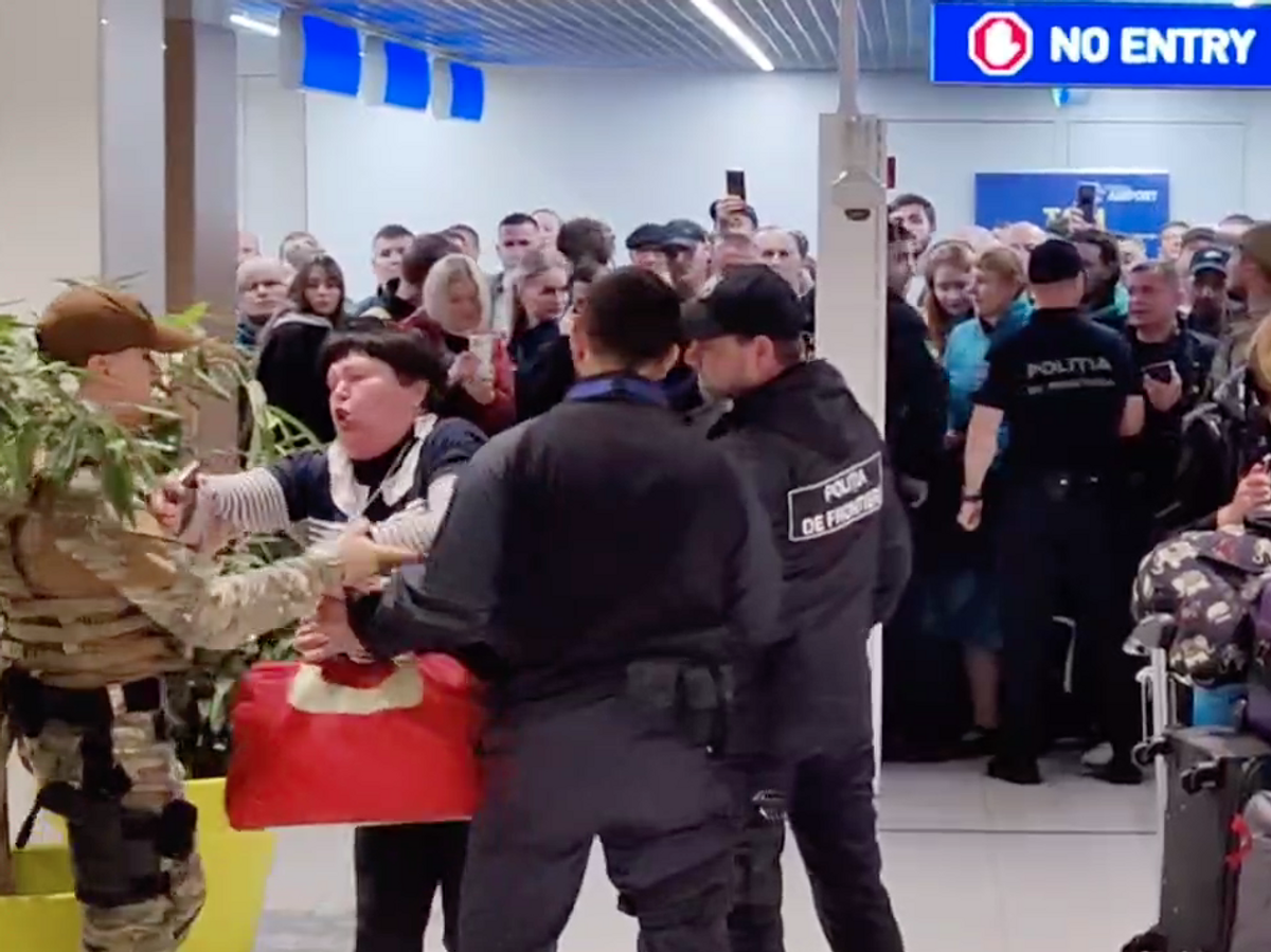    Задержание женщины в аэропорту Кишинева© Кадр из видео Sputnik Молдова