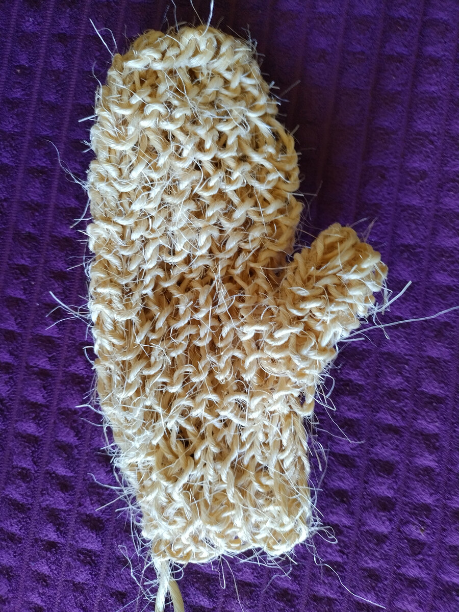 У меня есть вот такая замечательная мочалка-варежка из сизаля, которая отлично стимулирует кровообращение.