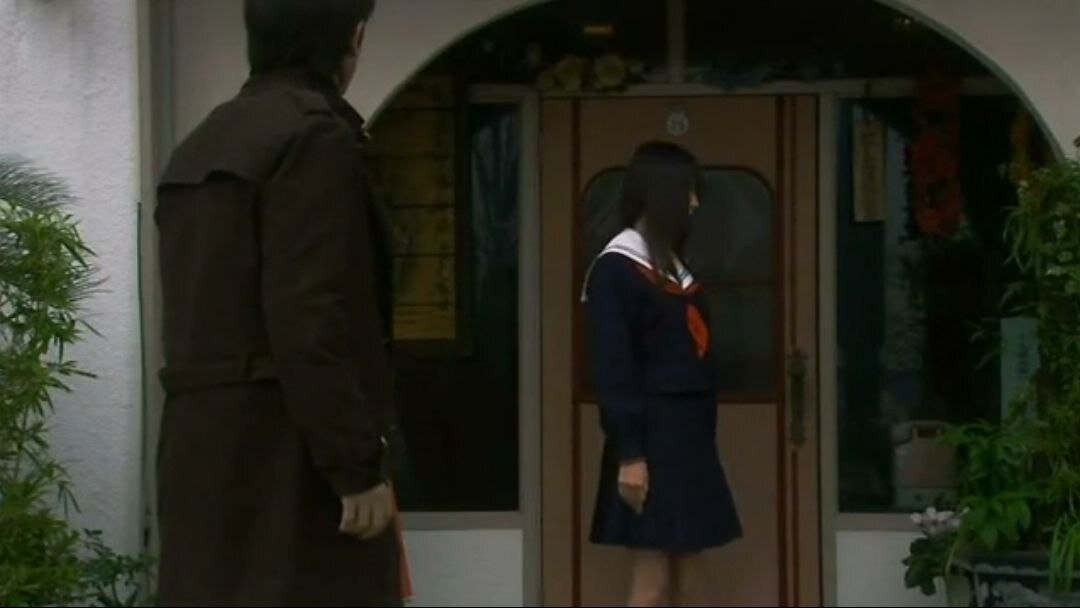 Адская девочка хочет помочь отцу и дочери, которые ни в чем не виноваты, но много позволить себе не может, а поэтому сообщает по крупицам важную информацию и указывает на разные места.