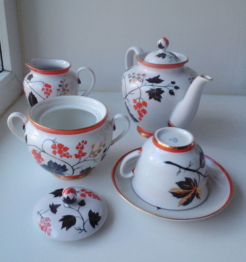 Предметы сервиза "Красная смородина" в росписи по рисункам А.В. Щекатихиной-Потоцкой на фасоне "Весенний" от С.Е. Яковлевой "шестидесятых" годов.