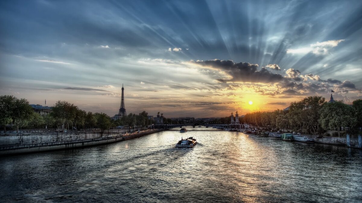 Мой маленький паром, конечно, к Солнцу плывет, течет, как и сама река... Изображение из сети