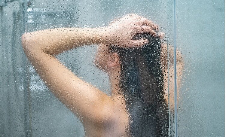 женщина в душе