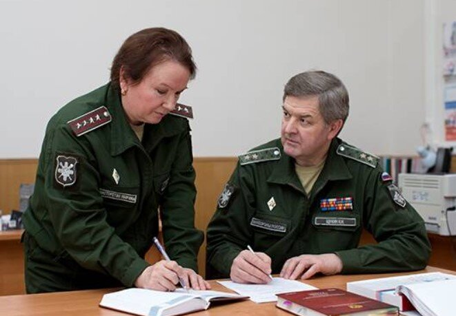 Женщина - Государственный советник Российской Федерации 2 класса, "генерал-лейтенант" - Действительный государственный советник Российской Федерации 3 класса